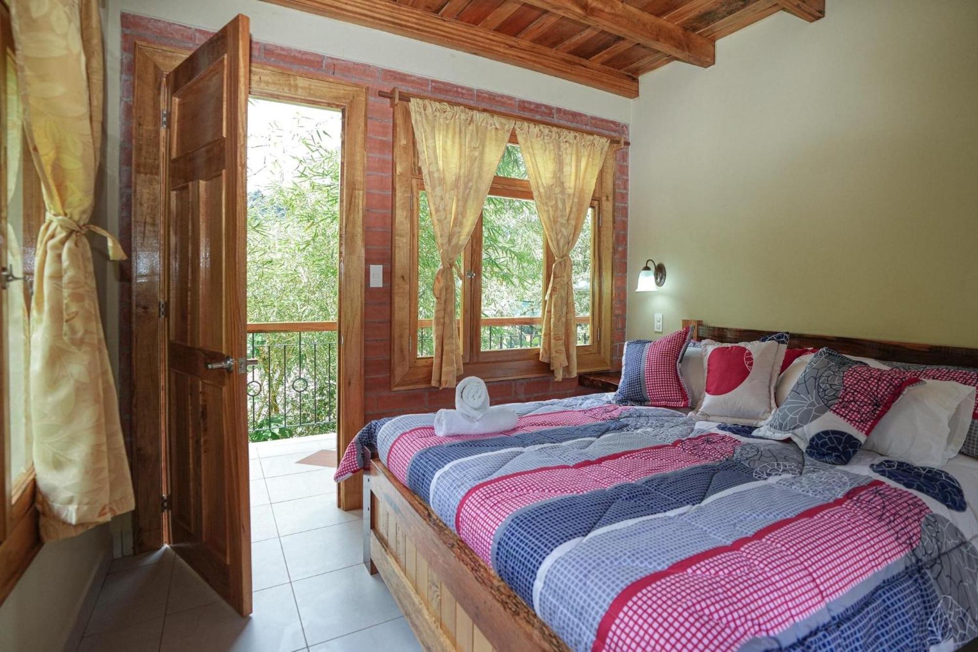 Casa Del Rio En Mindo Bed & Breakfast ภายนอก รูปภาพ
