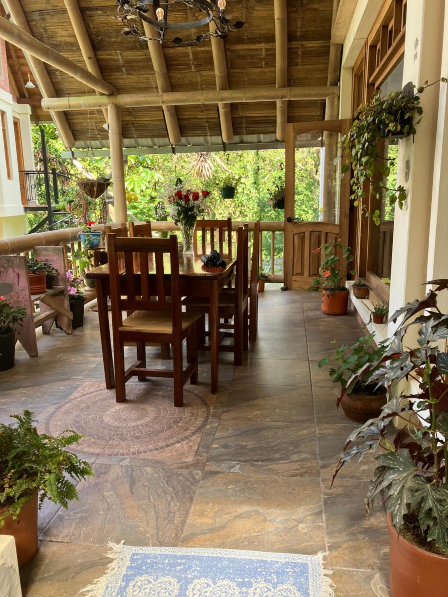 Casa Del Rio En Mindo Bed & Breakfast ภายนอก รูปภาพ