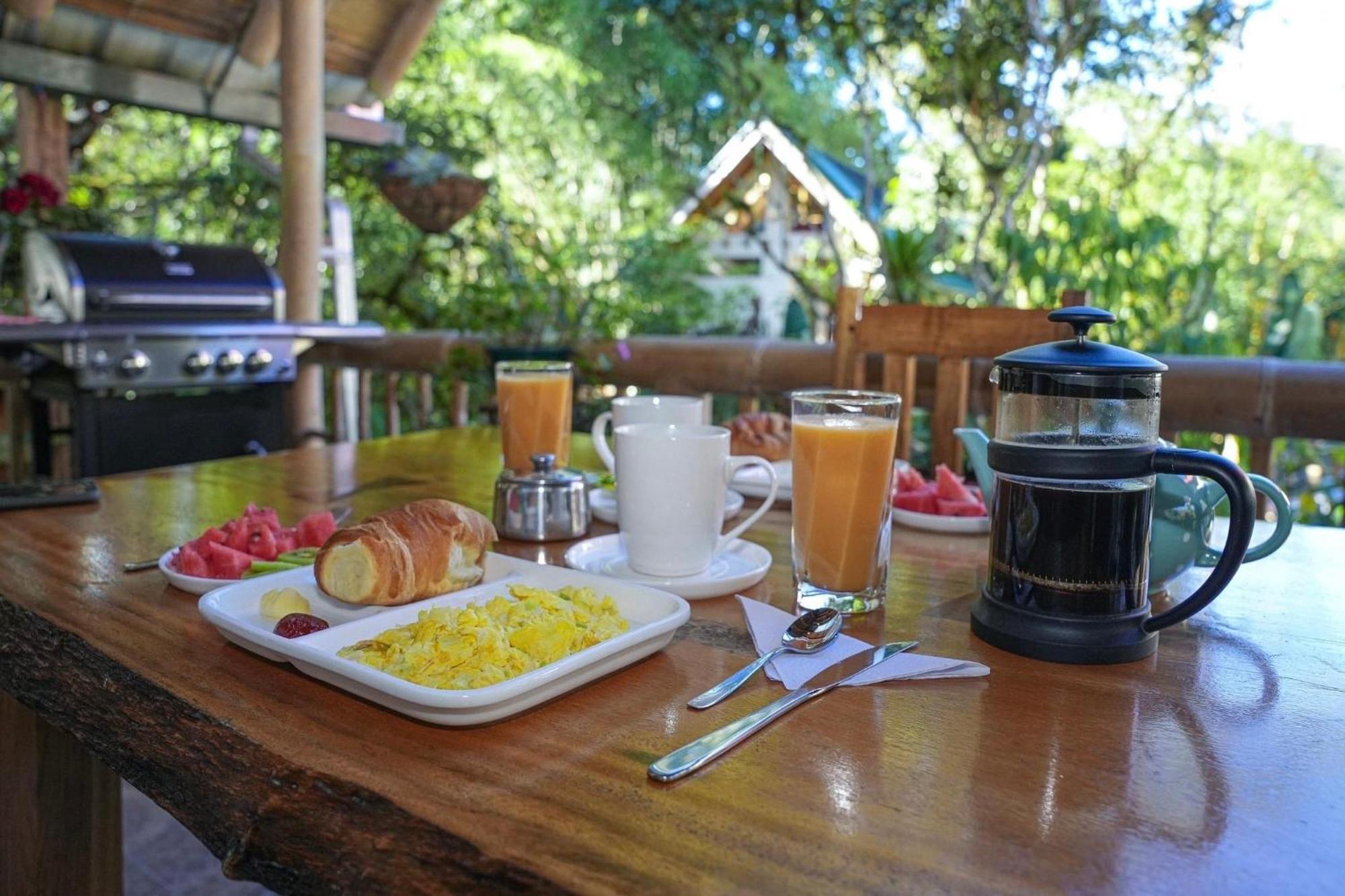 Casa Del Rio En Mindo Bed & Breakfast ภายนอก รูปภาพ