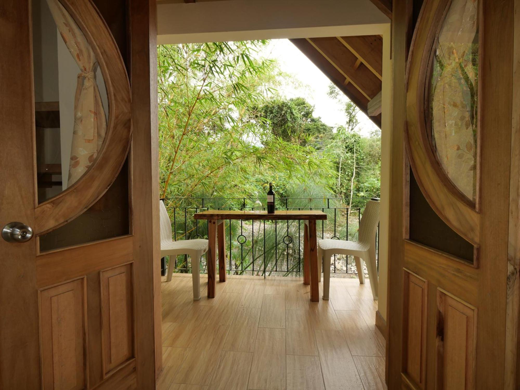 Casa Del Rio En Mindo Bed & Breakfast ภายนอก รูปภาพ