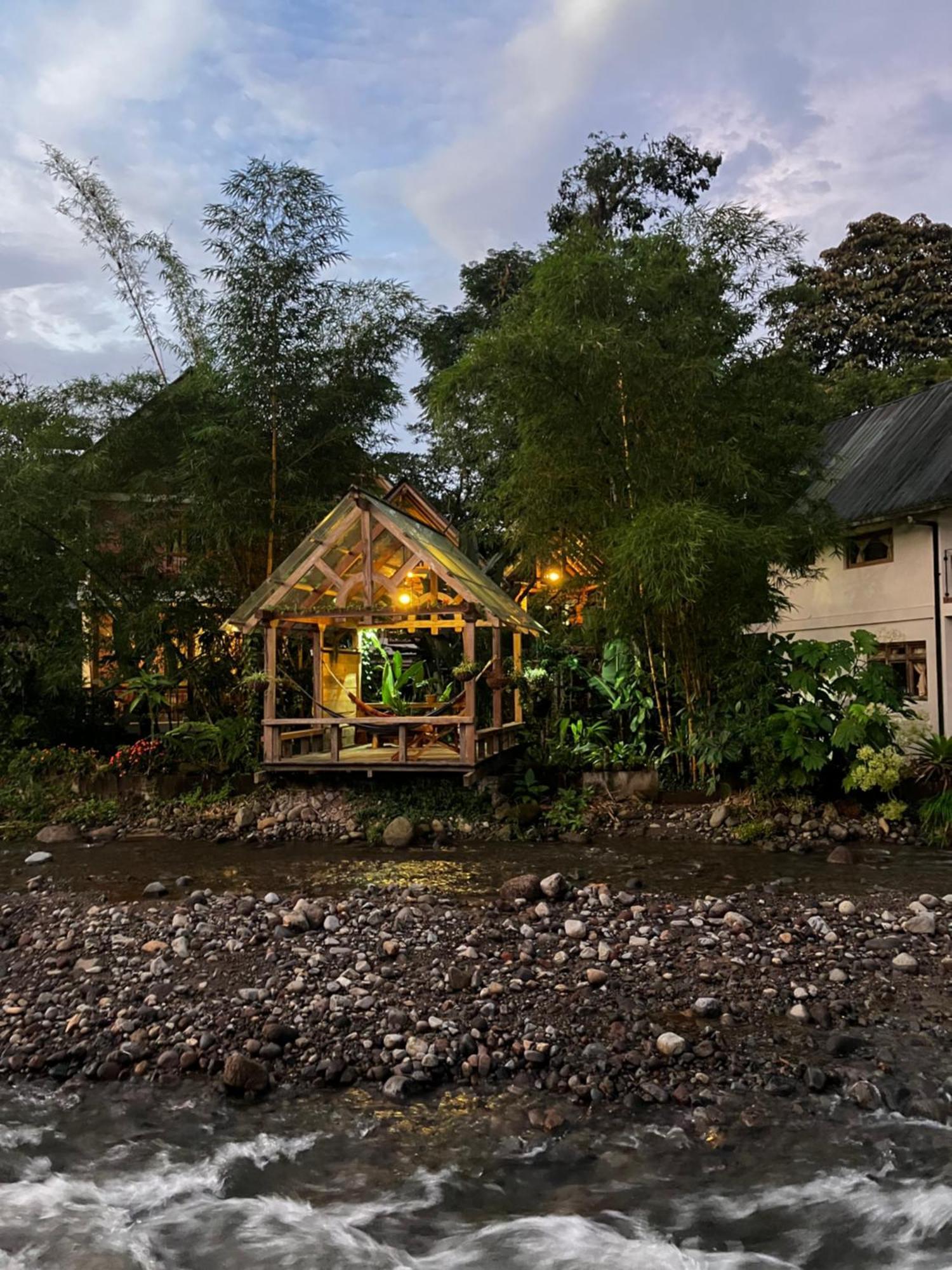Casa Del Rio En Mindo Bed & Breakfast ภายนอก รูปภาพ